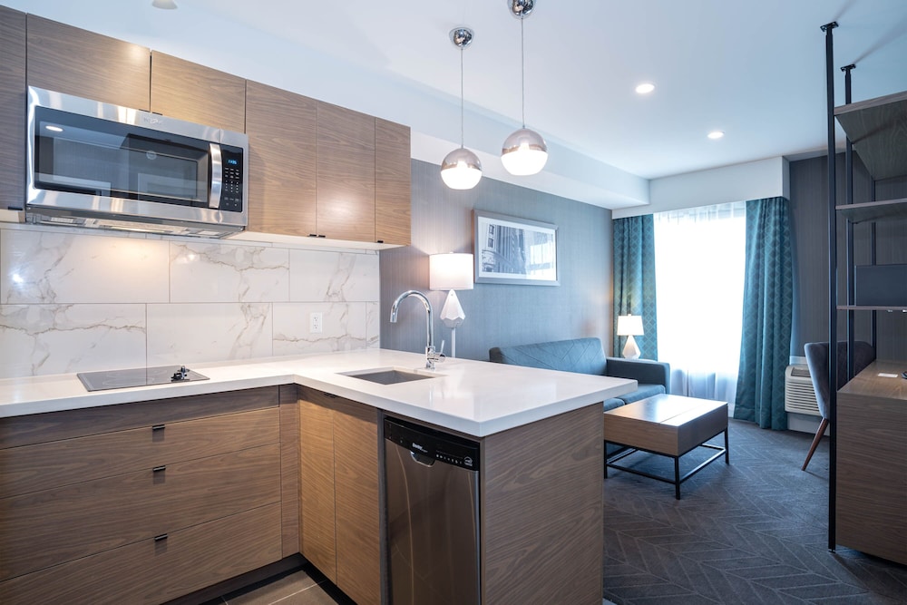 Signature Suite, 1 King Bed with Sofa bed, Kitchen thumbnail 5