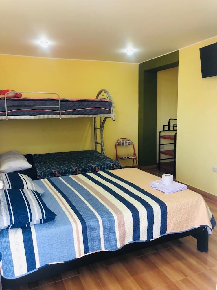Family Room, Multiple Beds, Private Bathroom photo 3