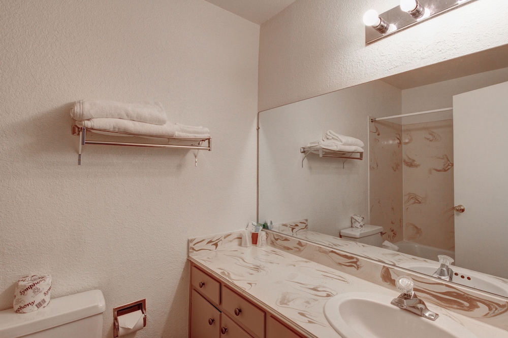 Double Room, 2 Queen Beds, Refrigerator & Microwave, Poolside - Photo 3