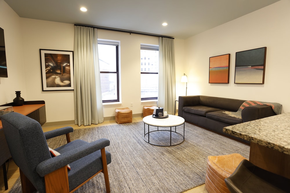 Suite, 1 Twin Bed (The Hero)