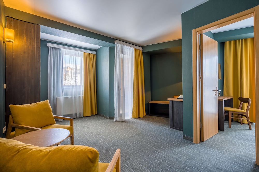 Family Room, Multiple Beds, Balcony, Mountain View - Photo 9