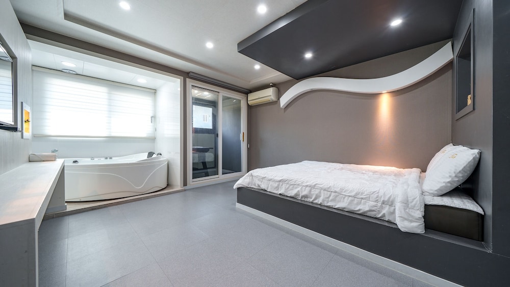 Basic Room, 1 Bedroom (Room 101 (Spa / BBQ))
