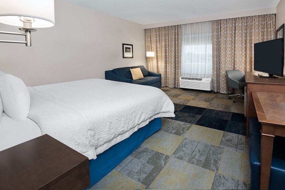 Room, 2 Queen Beds, Accessible (Roll-in Shower) thumbnail 6