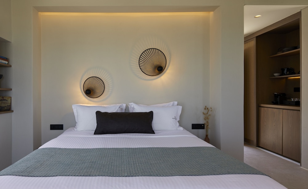 3sixty Suite with Outdoor Jacuzzi