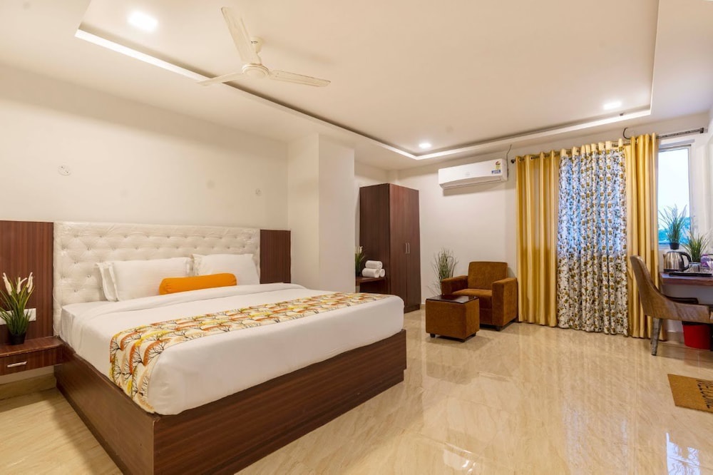 Business Room, 1 King Bed, Private Bathroom, City View