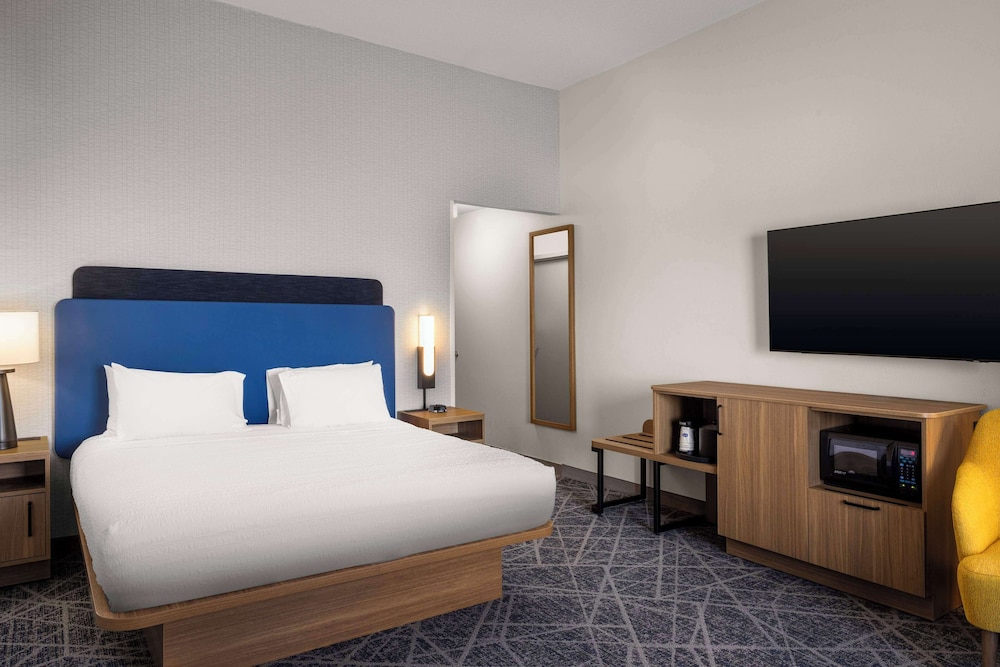 Room, 1 King Bed (Peloton) - Photo 3