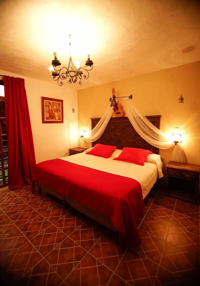 Comfort Room, 1 King Bed, Non Smoking, Courtyard View photo 2