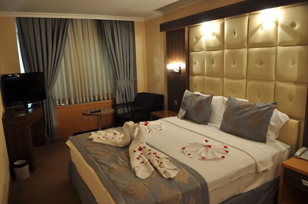 Suite, 1 King Bed photo 3