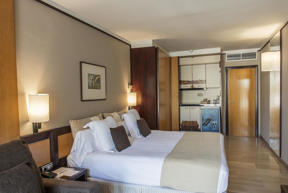 Standard Double or Twin Room, Balcony, Pool View - Photo 2