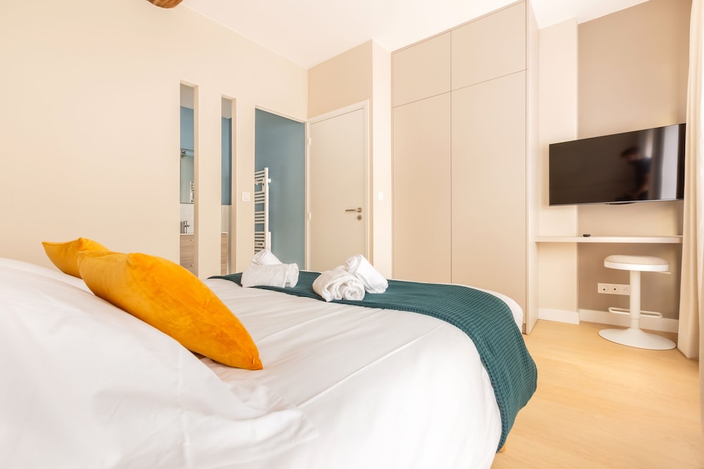 Apartment, Ensuite, City View - Photo 37