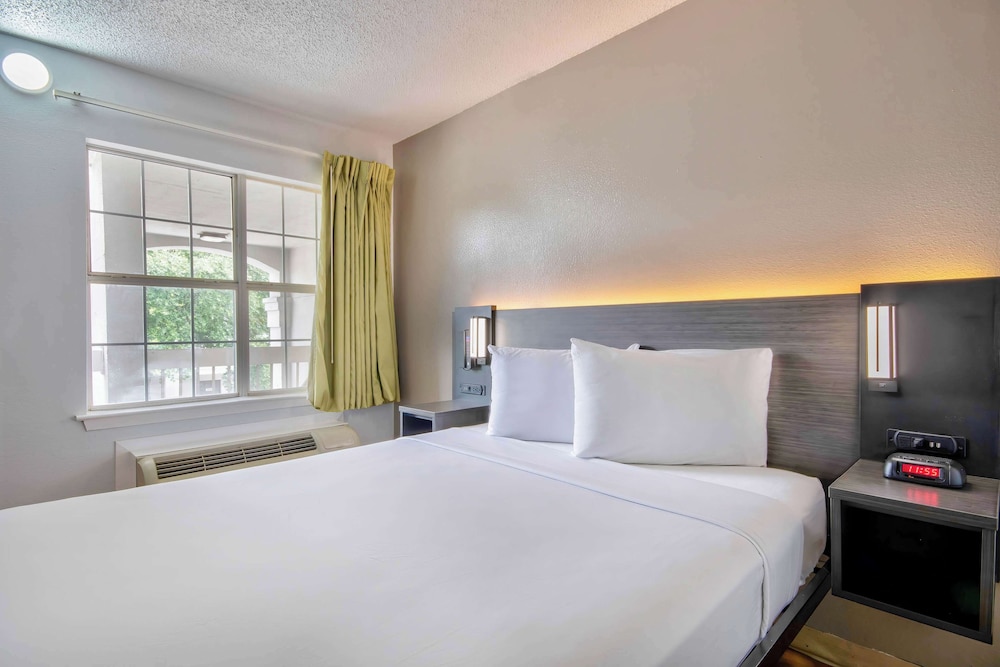 Standard Room, 1 Queen Bed, Non Smoking - Photo 4