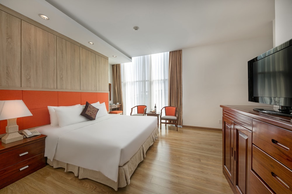 Deluxe Double Room, 1 King Bed, Bathtub, City View