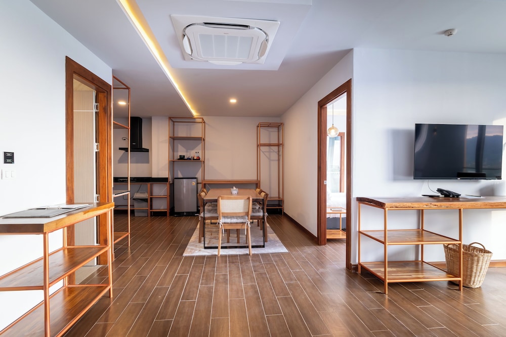 Panorama Executive Suite - Photo 9