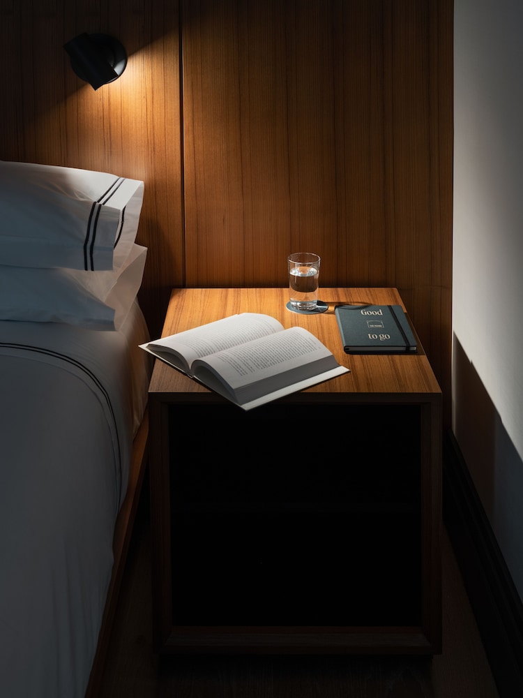 Room, 1 Queen Bed (Interior) thumbnail 5