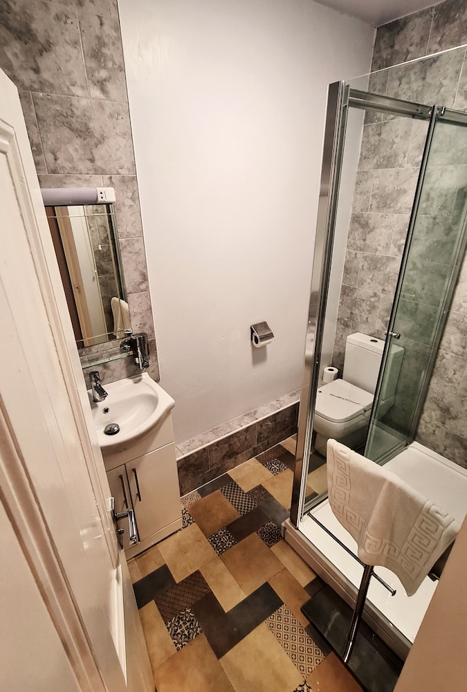 Quadruple Room, Ensuite photo 3