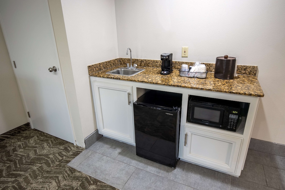 Suite, 1 King Bed, Non Smoking, Jetted Tub - Photo 5