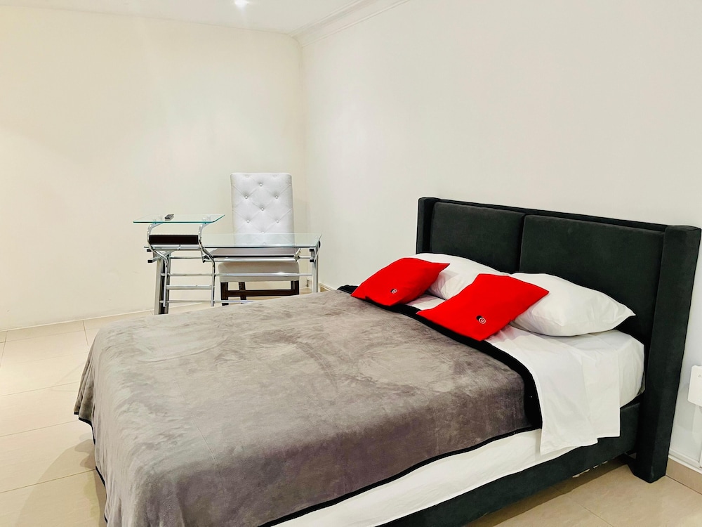 Basic Room, 1 Queen Bed photo 3