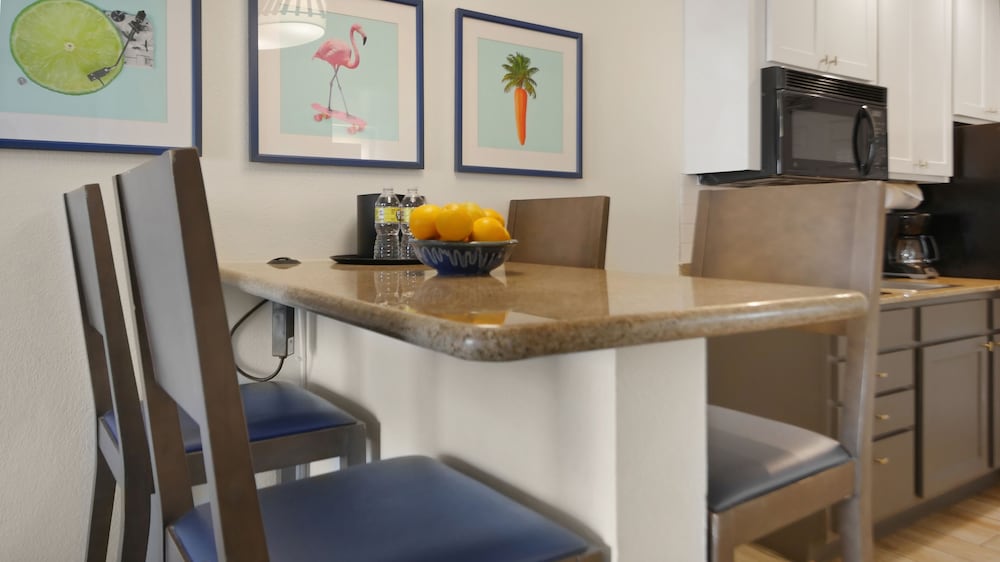 Premium Room, 2 Queen Beds, Kitchenette, Poolside - Photo 12