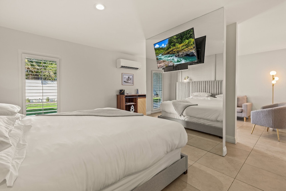 Premium Room, 1 King Bed, Private Bathroom, Garden View