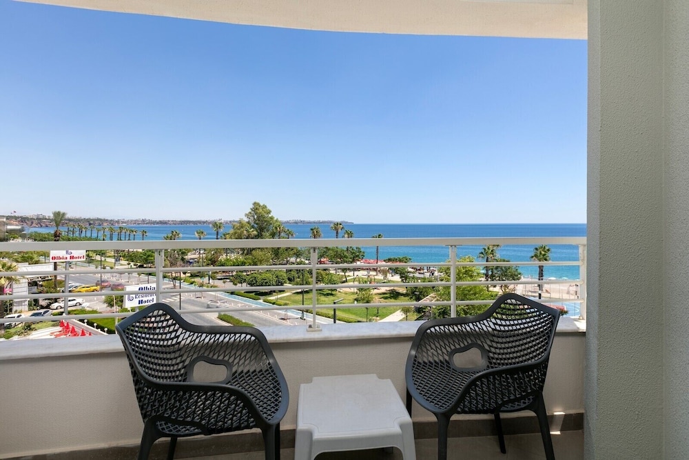 Deluxe Room with Sea View thumbnail 5