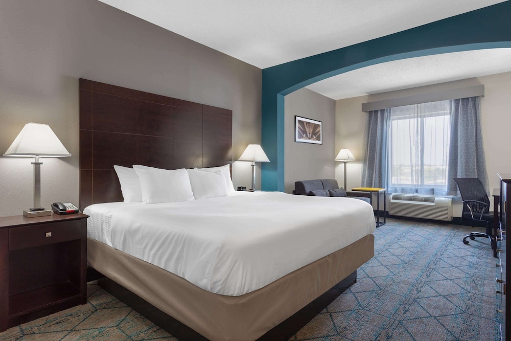 Deluxe Room, 1 King Bed, Non Smoking (Deluxe Executive Room) - Photo 1