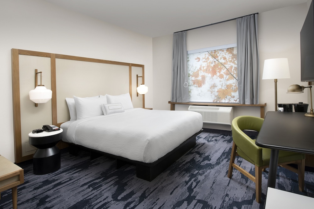 Room, 1 King Bed (Mobility Accessible, Roll-In Shower) - Photo 4