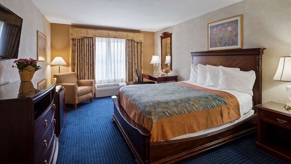 Suite, 1 King Bed, Non Smoking, Refrigerator & Microwave - Photo 2