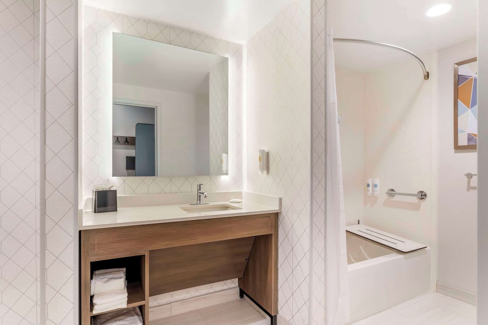 Suite (One Bed King, Handicapped, HEARING) photo 2