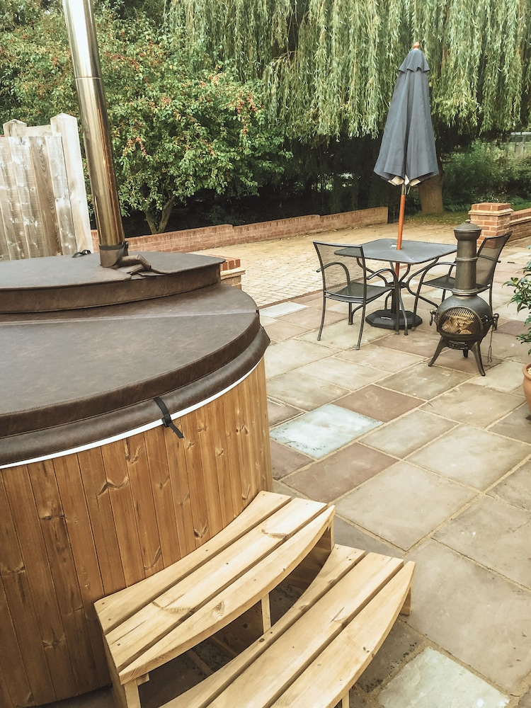 Riverside Lodge with Hot Tub