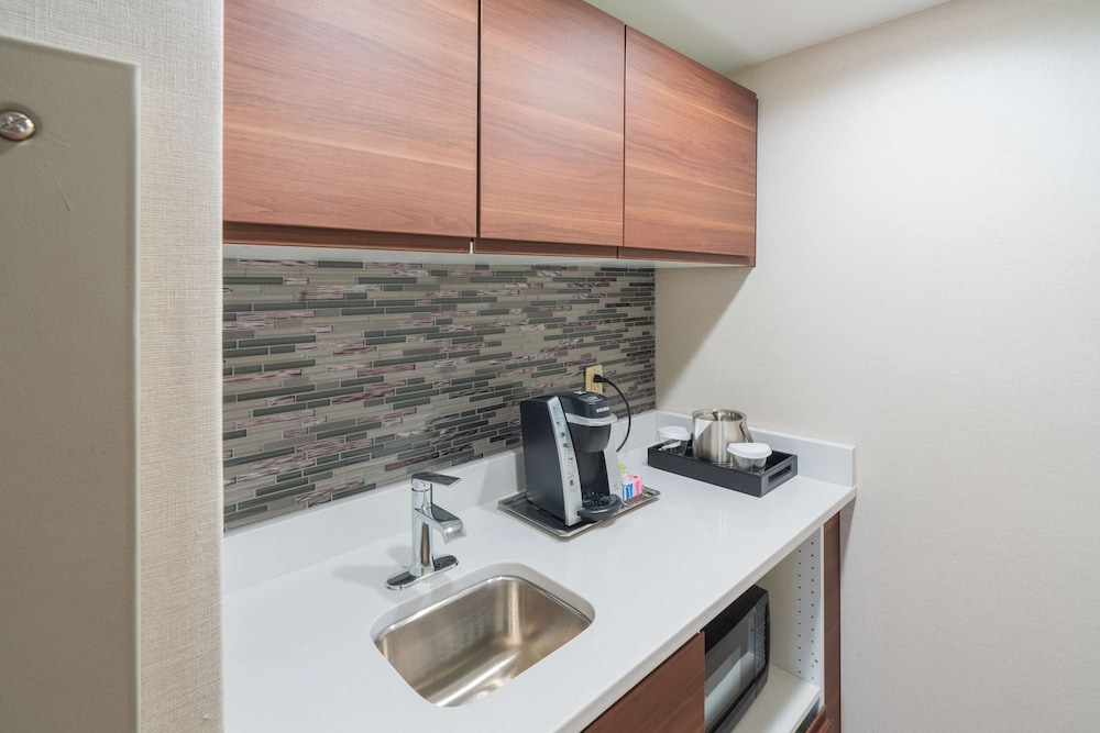 Suite, 1 King Bed, Accessible (Hearing) photo 2