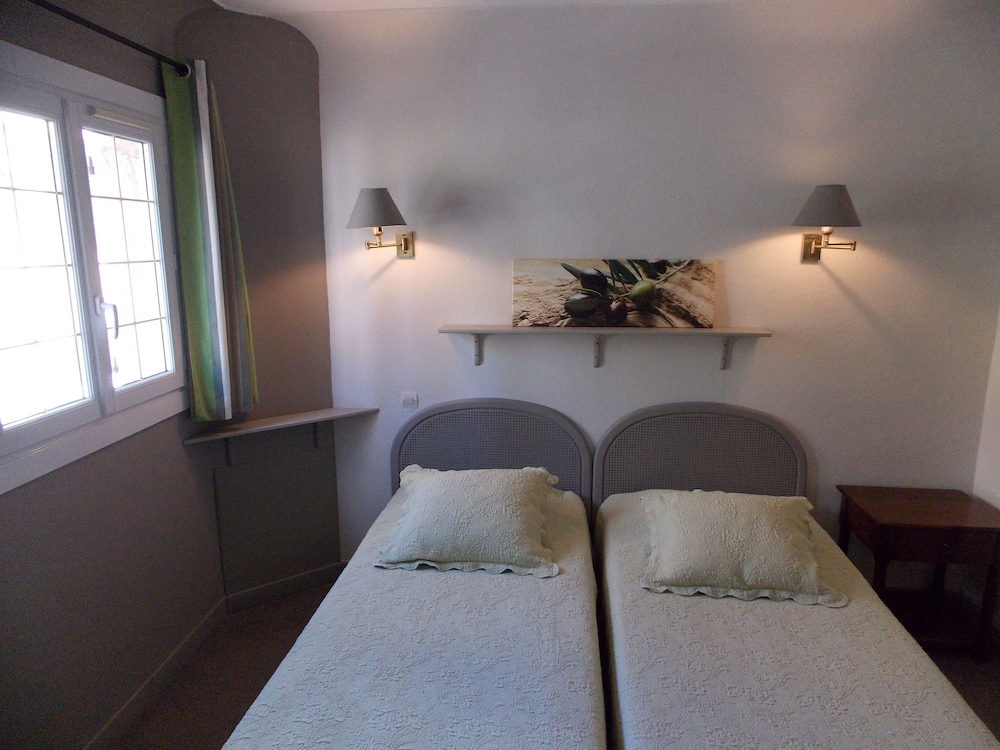 Economy Twin Room photo 3
