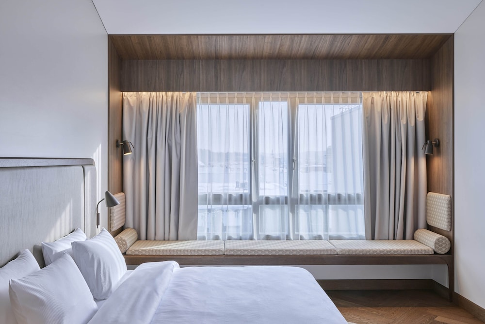 Luxury Suite - Photo 3