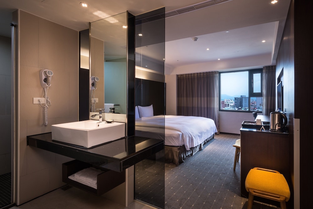 Business Double Room, 1 King Bed, Non Smoking, Ensuite (Actual room may vary from the photos) photo 3