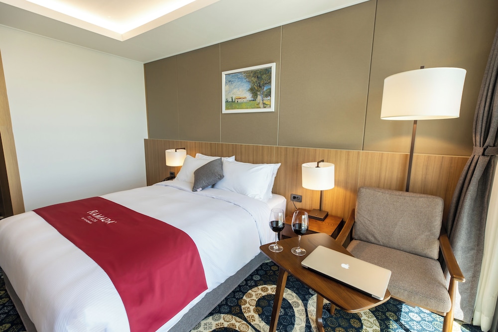 [KTO Visit Korea Giveaway] Deluxe Double Room photo 2
