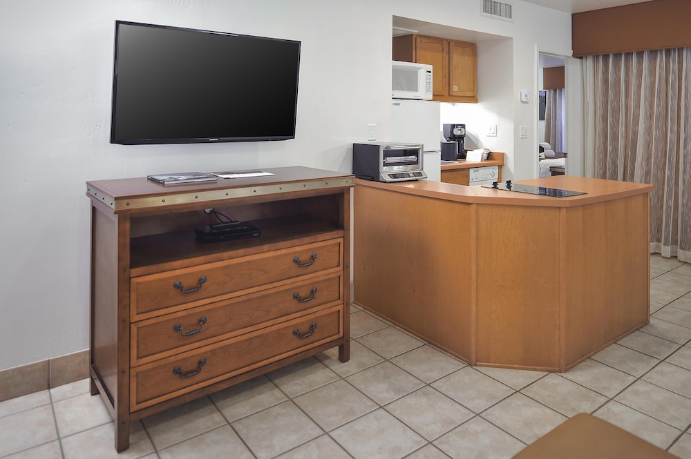 Suite, 1 Bedroom, Balcony - Photo 4