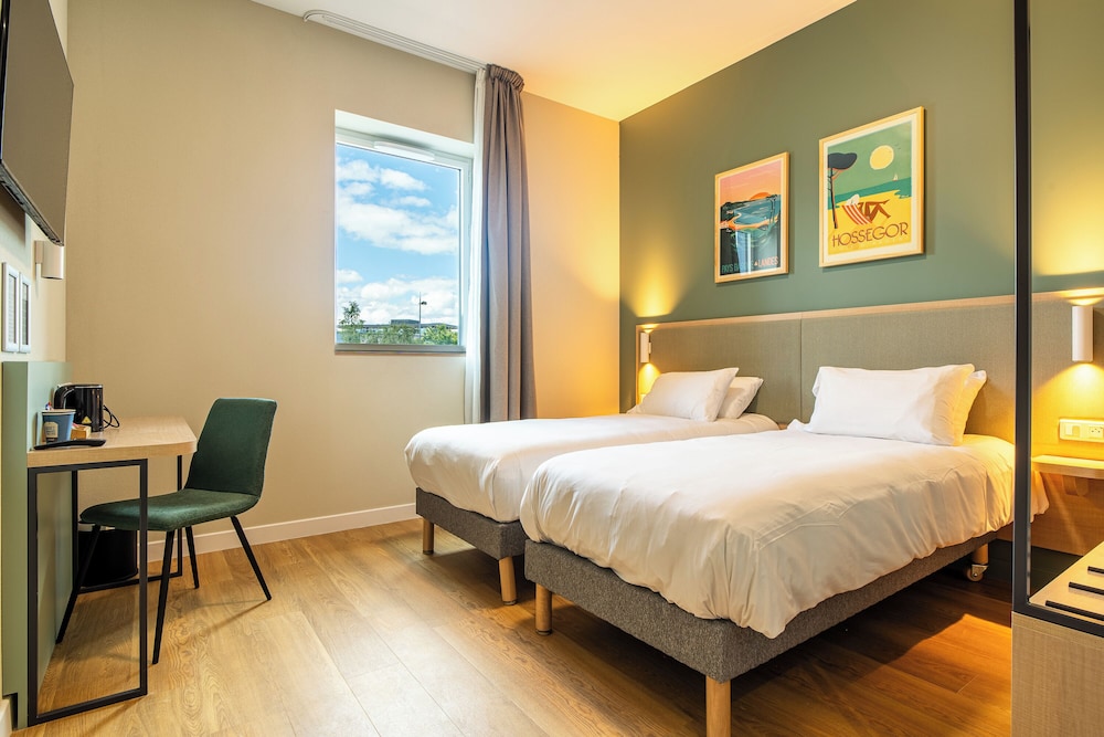 Standard Room, 2 Twin Beds - Photo 8
