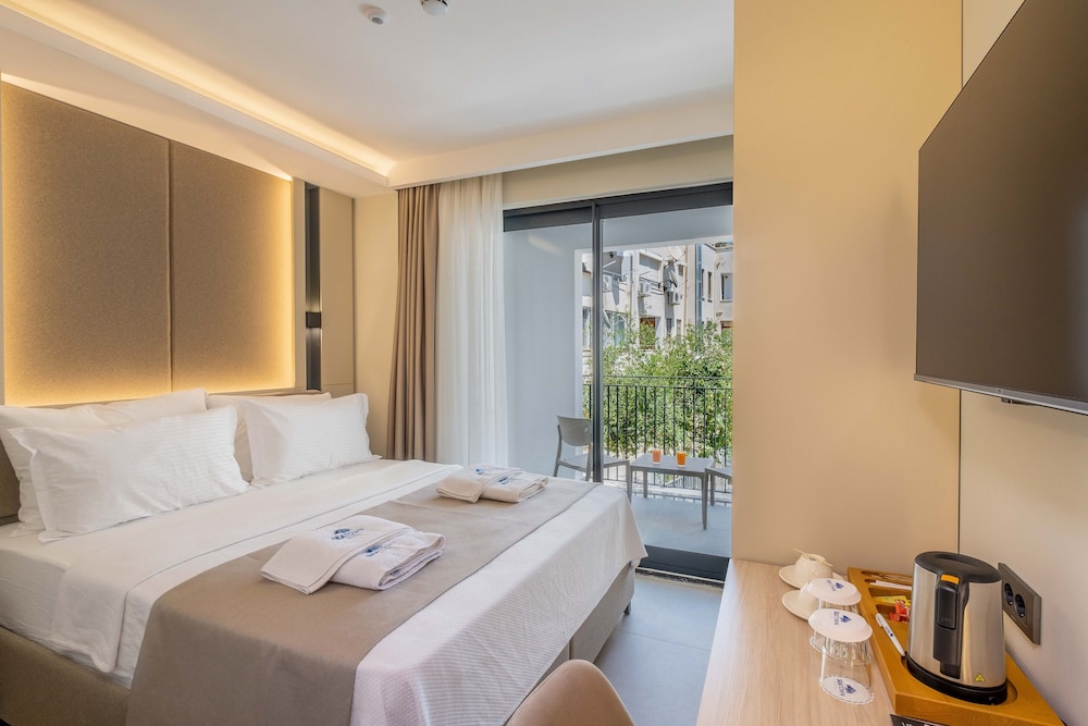 Economy Room, 1 Queen Bed, Balcony, Ground Floor