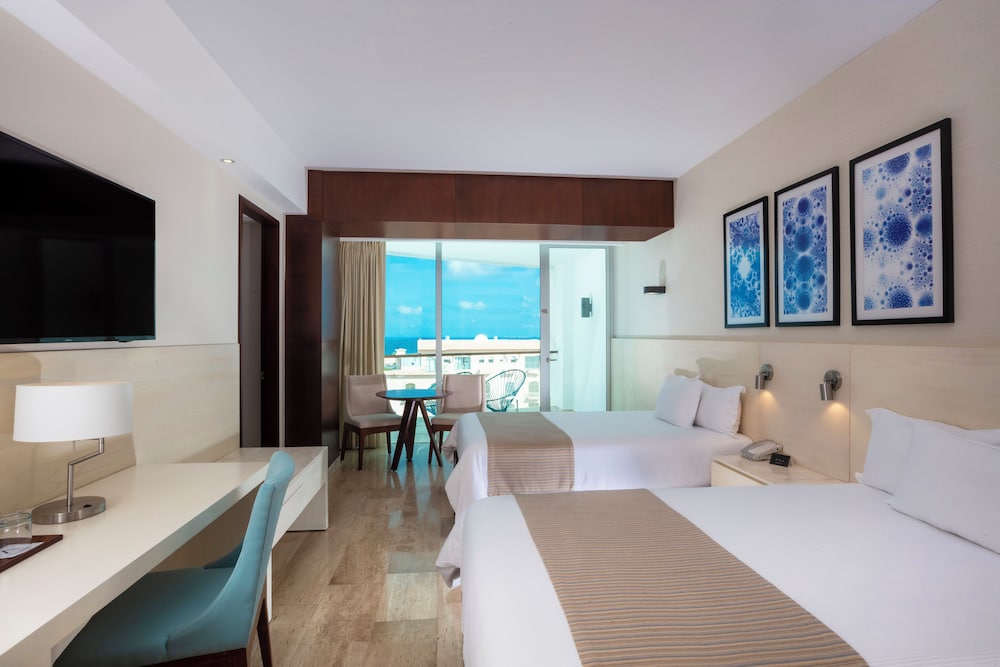 Altitude Suite 2 double beds, Boulevard view photo 3