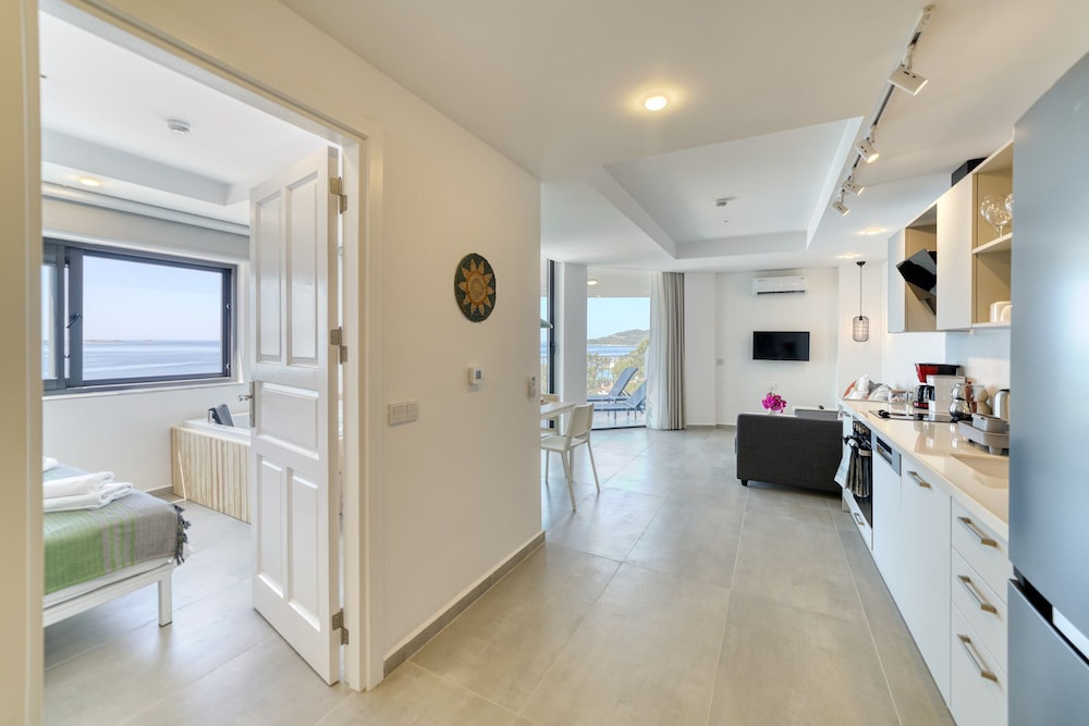 Luxury Condo, Sea Facing