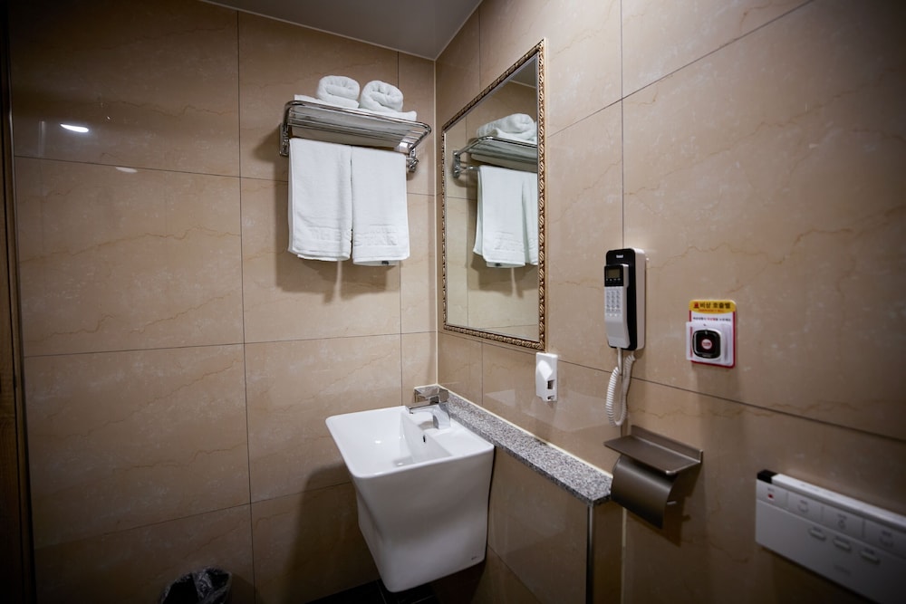 Premium Deluxe Room - Photo 4