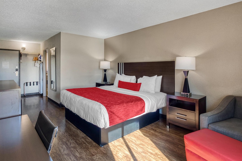 Suite, 1 King Bed, Non Smoking, Hot Tub - Photo 3