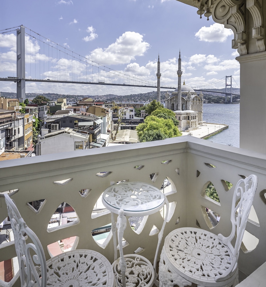 Deluxe Bosphorus Suite, Partial Sea View thumbnail 5