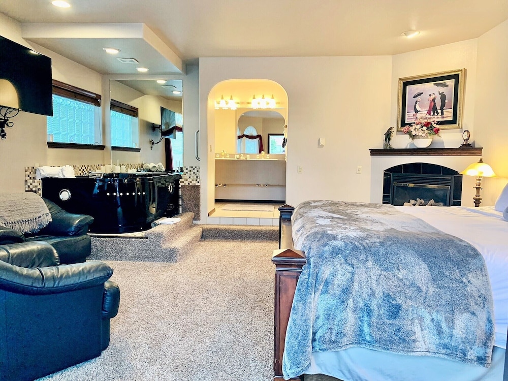 Suite, 1 King Bed, Hot Tub photo 2