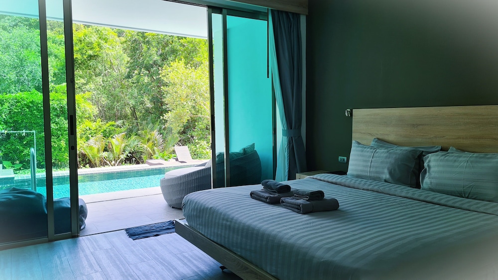 Deluxe Poolside Access - Photo 2