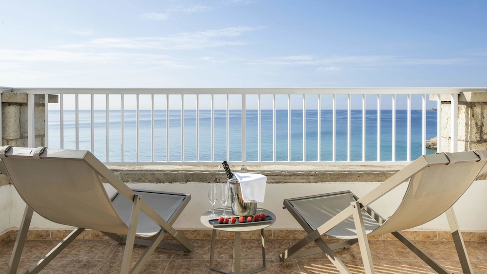 Superior Double Room, Sea View thumbnail 5