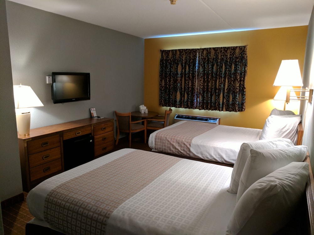Deluxe Double Room, 2 Queen Beds, Refrigerator & Microwave - Photo 2