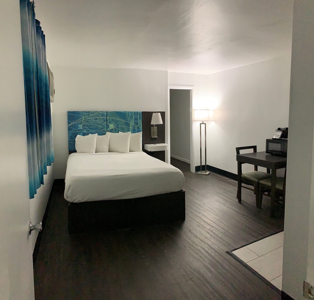 Standard Single Room, 2 Queen Beds, Kitchenette (Newly Remodeled)(No Pets)
