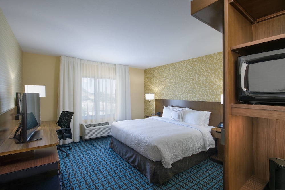 Room, 1 King Bed (Mobility Accessible, Transfer Shower) photo 2