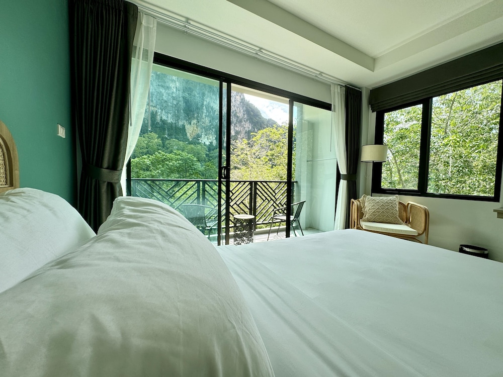 Premium Studio Suite, 2 Twin Beds, Mountain View - Photo 4