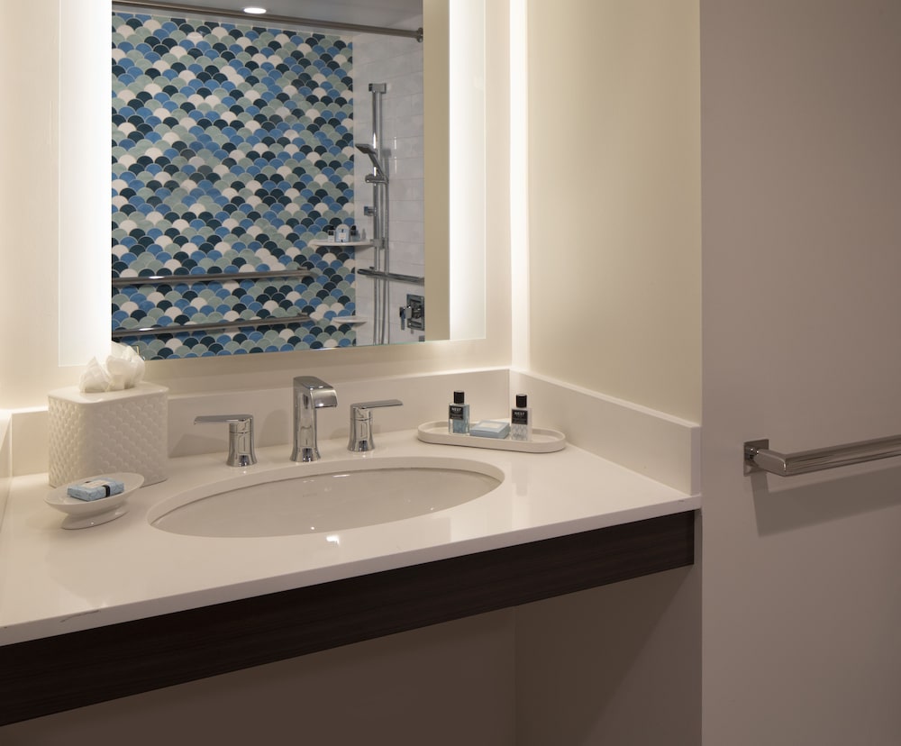 One Bedroom King Suite with Partial Ocean View - Accessible photo 3